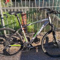 bici corsa ibrida GIANT ROAM