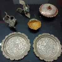 Lotto di oggetti antichi decorazioni casa metallo