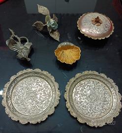 Lotto di oggetti antichi decorazioni casa metallo