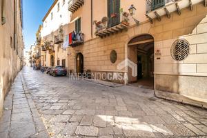 Negozio 5 Vani 234 mq via Alloro Centro Storico