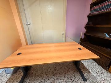 Scrivania, cassettiera e mobiletto