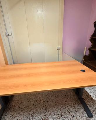 Scrivania, cassettiera e mobiletto