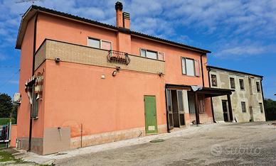 Due unita' abitative con 8.000 mq di terreno