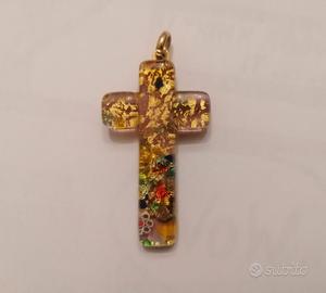 Ciondolo croce in vetro di Murano. 
Made In Italy.