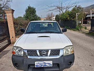 Nissan Navara 2.5 dCi 4 porte Double Cab SE gancio