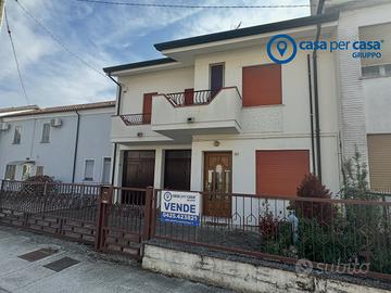 CASA A SCHIERA CON GARAGE E SCOPERTO