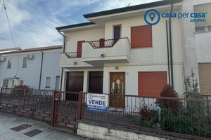 CASA A SCHIERA CON GARAGE E SCOPERTO