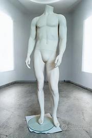 Manichino uomo bianco senza testa
