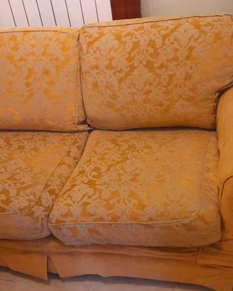 Coppia di Divani Classici in Tessuto Damascato 