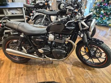 TRIUMPH STREET TWIN 900