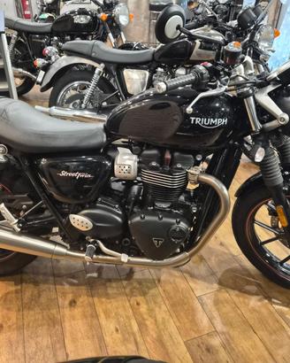 TRIUMPH STREET TWIN 900