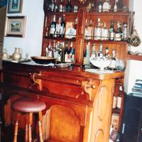 mobile bar in legno  completo di sgabello 