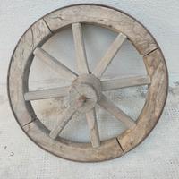 Ruota di vecchia cariola in legno 