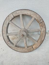 Ruota di vecchia cariola in legno 