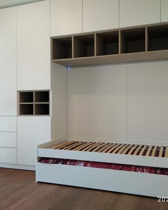 armadio laccato con sopra pensile al letto