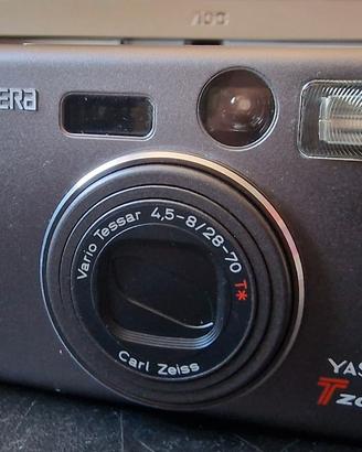 Macchina fotografica Yashica T zoom 