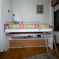 Letto con scrivania e cassettiera