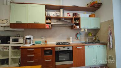 Cucina completa con elettrodomestici funzionanti