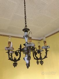Lampadario vintage in metallo e porcellana