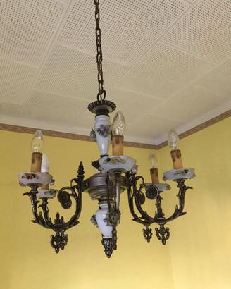 Lampadario vintage in metallo e porcellana