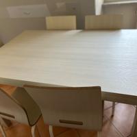 Tavolo da cucina con sei sedie in legno