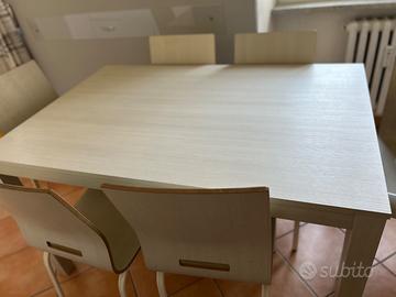 Tavolo da cucina con sei sedie in legno