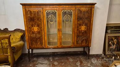 Vetrina in legno intarsiato stile classico