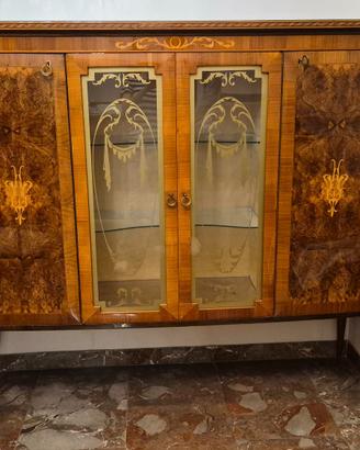 Vetrina in legno intarsiato stile classico