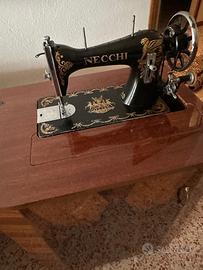 Macchina da cucire Necchi vintage