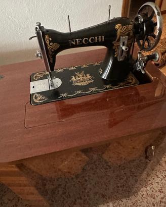 Macchina da cucire Necchi vintage