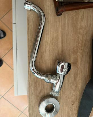 Rubinetto monocomando acqua fredda per cucina .
