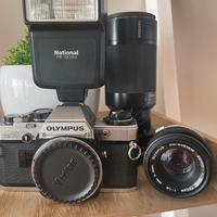 Olympus OM10 con 50mm e zoom 80-210