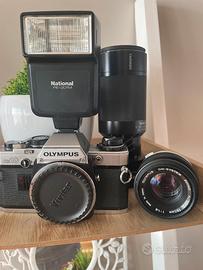 Olympus OM10 con 50mm e zoom 80-210