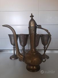 Set vintage di teiera e bicchieri in ottone