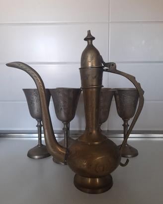 Set vintage di teiera e bicchieri in ottone
