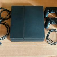 PlayStation 4 con doppio controller e giochi