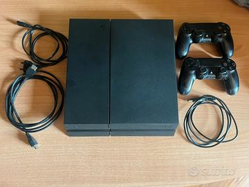 PlayStation 4 con doppio controller e giochi