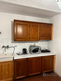 Cucina in ciliegio, frigorifero e lavastoviglie