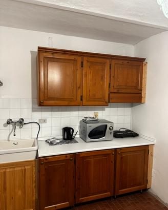 Cucina in ciliegio, frigorifero e lavastoviglie