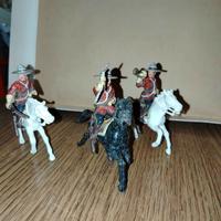 Soldatini giubbe rosse a cavallo in cromoplasto