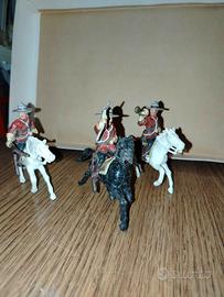 Soldatini giubbe rosse a cavallo in cromoplasto