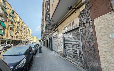 Negozio a Napoli Via Giacomo Leopardi 1 locali