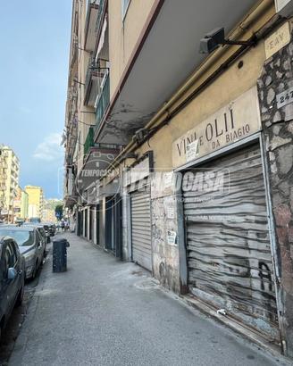 Negozio a Napoli Via Giacomo Leopardi 1 locali