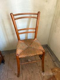Vecchie sedie in legno impagliate