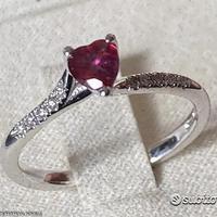 ANELLO ORO 18kt. CON DIAMANTI E RUBINO CUORE