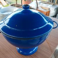 vecchia zuppiera di latta di colore blu con manici
