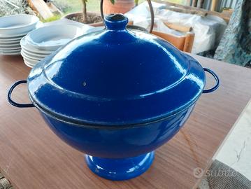 vecchia zuppiera di latta di colore blu con manici