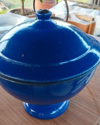 vecchia zuppiera di latta di colore blu con manici