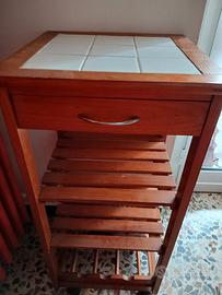 carellino da cucina con piastrelle in ceramica.