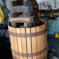 Torchio antico per vino